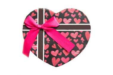 Kırmızı kalp şekilli hediye kutusu beyaz arkaplanda izole.