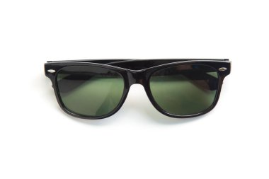 Beyaz arkaplanda izole edilmiş güneş gözlükleri.