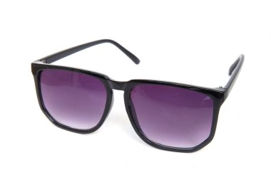 Beyaz arkaplanda izole edilmiş güneş gözlükleri.