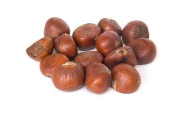Kestaneler beyaz arkaplanda izole edilmiş.