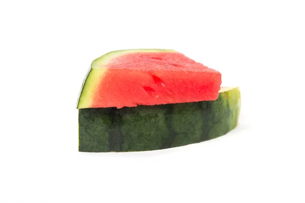 Aufgeschnittene reife Wassermelone isoliert auf weißem Hintergrund. — Stockfoto