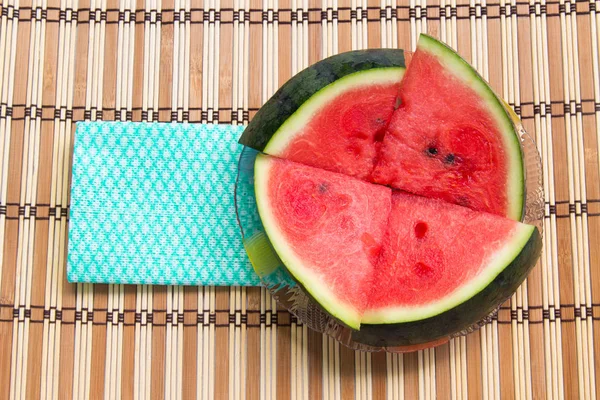 Watermeloen slices op een plaat op houten achtergrond. — Stockfoto