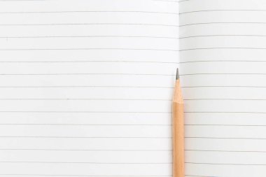 Boş açılan defter kalem ile.