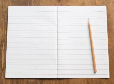 Boş defter kalem üzerinde ahşap masa, iş kavramı ile.