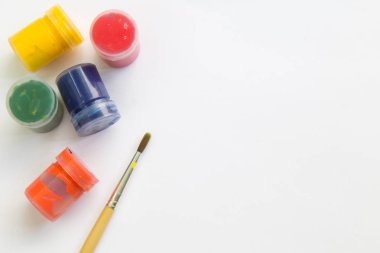 Boya Fırçası ve beyaz kağıt, kısa mesaj için alan çalışma üzerine suluboya.