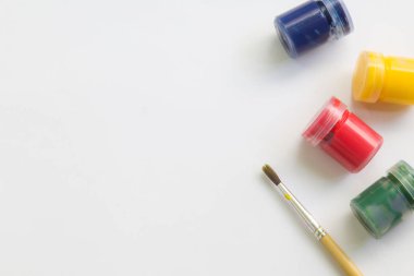 Boya Fırçası ve beyaz kağıt, kısa mesaj için alan çalışma üzerine suluboya.