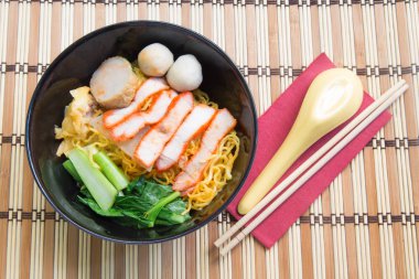 Ahşap arka plan üzerinde kırmızı kızarmış domuz eti ile yumurta şehriye çorbası.