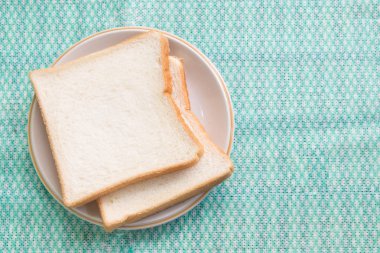 Plaka masada ekmek dilimlenmiş.
