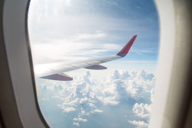 Bulutlar ve gökyüzü bir uçağın penceresinden görüldüğü gibi.