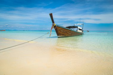 Uzun tekne ve tropikal plaj, Andaman Denizi, Koh Rok, Tayland.