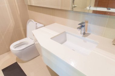 Modern banyo iç turuncu tonu ile.