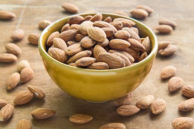 Bademler ahşap arka planda kasede.