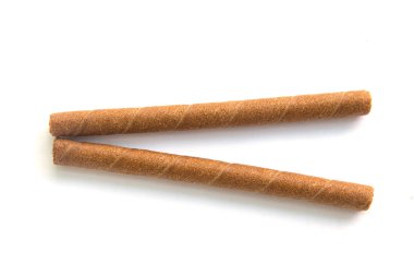 rulo gofret çikolata izole üzerinde beyaz arka planla.