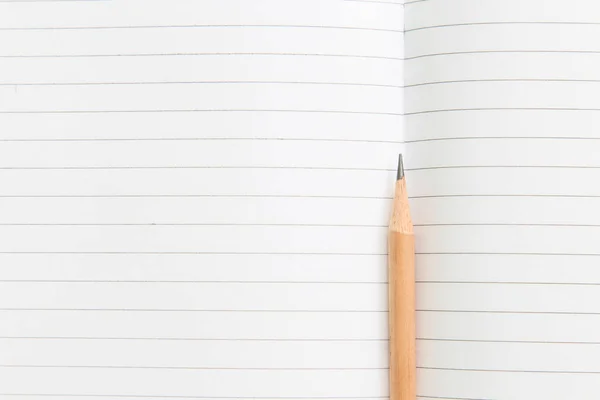 Cuaderno abierto en blanco con lápiz . — Foto de Stock