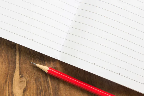Cuaderno en blanco con lápiz sobre mesa de madera, concepto de negocio . —  Fotos de Stock