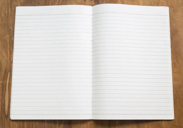 Blank anteckningsbok på träbord. — Stockfoto