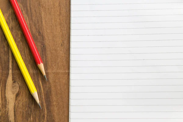 Cuaderno en blanco con lápiz sobre mesa de madera, concepto de negocio . — Foto de Stock