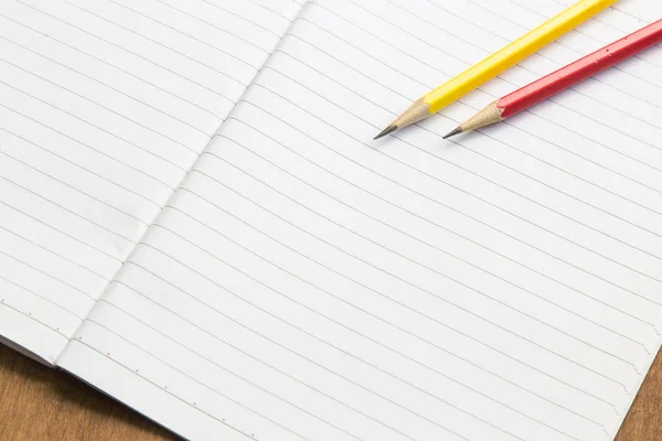 Cuaderno en blanco con lápiz sobre mesa de madera, concepto de negocio . —  Fotos de Stock