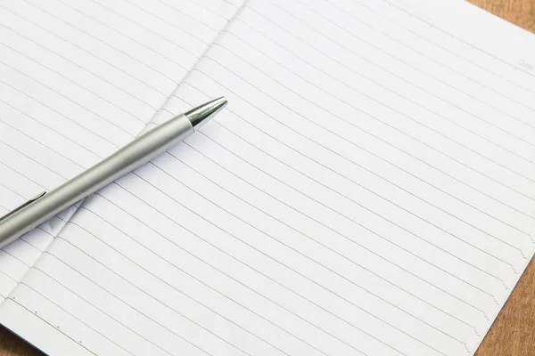 Cuaderno en blanco con pluma sobre mesa de madera, concepto de negocio . — Foto de Stock