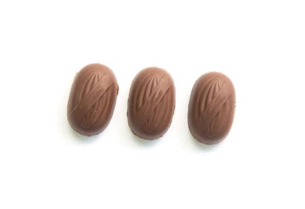 Čokoláda s mandlemi izolovaných na bílém pozadí. — Stock fotografie