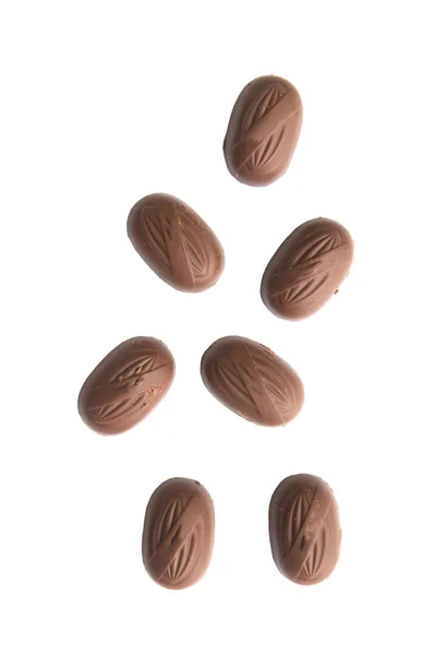 Objętych czekolada z migdałami na białym tle. — Zdjęcie stockowe
