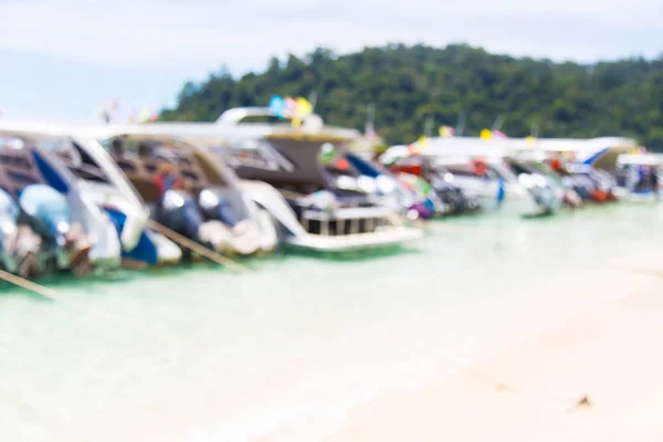 Abstrakte verschwommene Schnellboote und Touristen in Koh Rok, Thailand. — Stockfoto