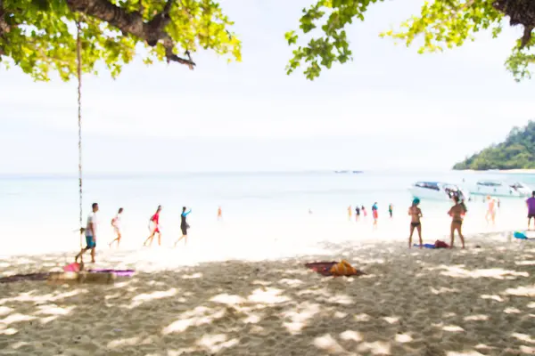 Strand verschwimmen mit Menschen für Hintergrund, koh rok, thailand. — Stockfoto