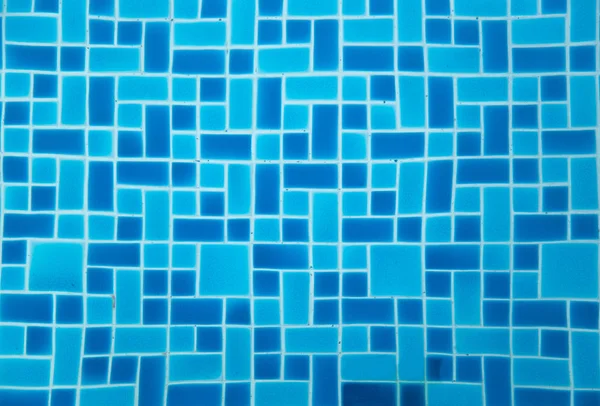 수영장에서 파란색으로 찢긴 물. — 스톡 사진