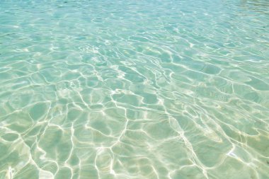 Denizin yüzeyindeki yansımalar..