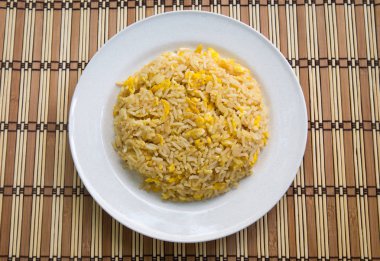 Ahşap arka plan üzerinde yumurta ile Asya kızarmış pilav.