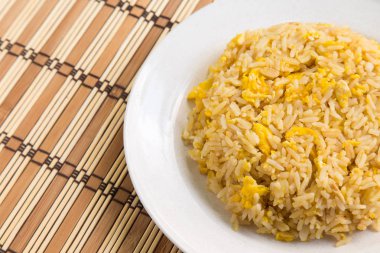 Ahşap arka plan üzerinde yumurta ile Asya kızarmış pilav.