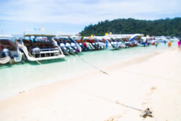 Abstrakte verschwommene Schnellboote und Touristen in Koh Rok, Thailand. — Stockfoto