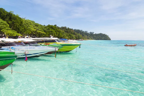 Schnellboote und Touristen in Koh Rok, Thailand. — Stockfoto