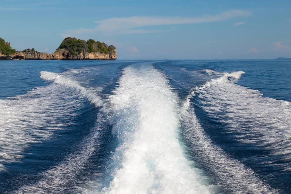 Las olas de un barco de alta velocidad y fondo de la isla, enfoque selectivo . — Foto de Stock