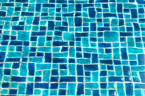 Blaues Wasser in Schwimmbad gerissen. — Stockfoto