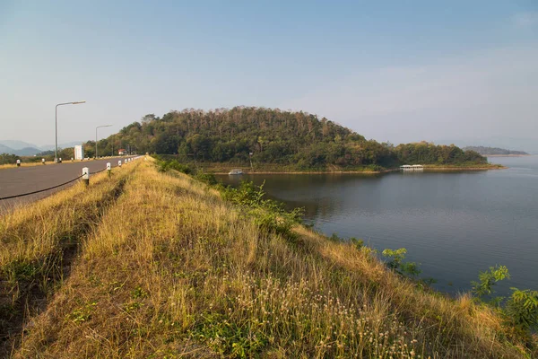 Blick auf den kaengkrachan Damm in Petchburi, Thailand. — Stockfoto