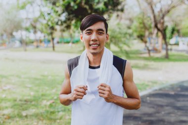 Bir adam beyaz havlu egzersiz spor sonrası istirahat ile açık havada genel parkta, sağlıklı yaşam egzersizleri portre.