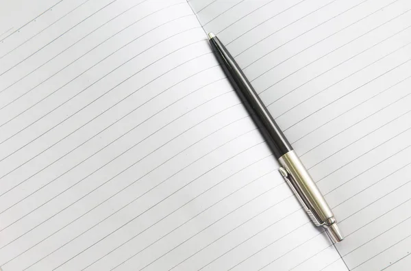 Cuaderno en blanco con pluma sobre mesa de madera, concepto de negocio . — Foto de Stock