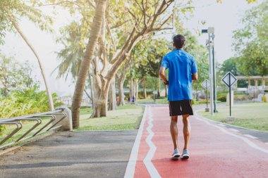 Çalışan adam. Erkek atlet açık egzersiz sırasında genel Park'ta jogging.
