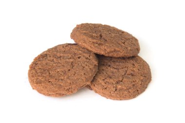 Beyaz arkaplanda izole edilmiş çikolatalı kurabiye.