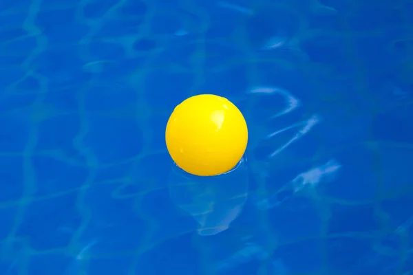 Жовтий пластиковий м'яч у басейні, будинок вілли басейну . — стокове фото