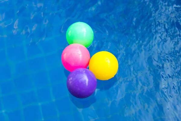 Барвисті пластикові кульки в басейні, будинок вілли басейну . — стокове фото