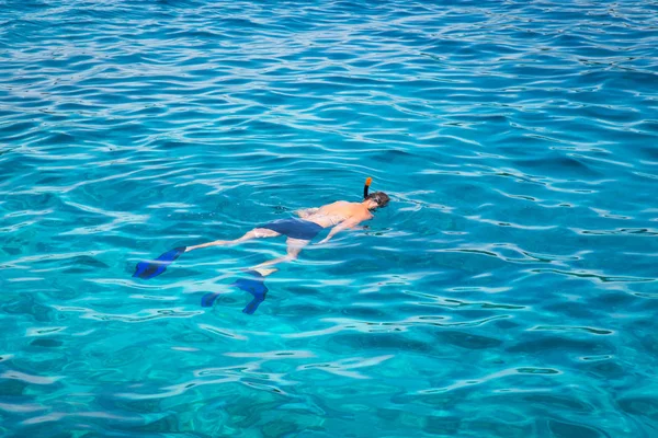 Snorkelen op Koh Rok, Andaman Zee, Thailand. — Stockfoto