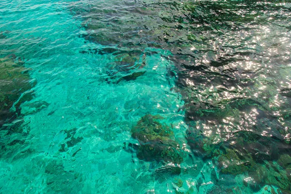 Spiegelungen auf einer Wasseroberfläche im Meer. — Stockfoto