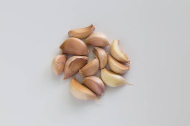 Beyaz arka planda sarımsak.