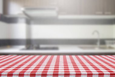 Boş masa masa örtüsü ve bulanık mutfak arka plan, ürün montaj görüntü.
