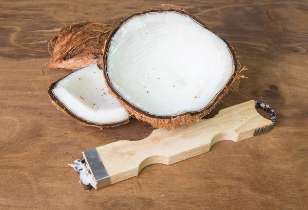 Kokos en kokos rasp op houten achtergrond. — Stockfoto
