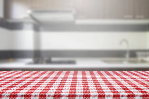 Boş masa masa örtüsü ve bulanık mutfak arka plan, ürün montaj görüntü.