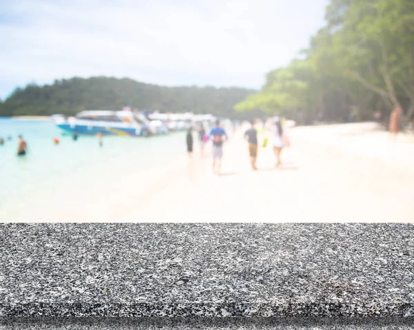 Marmeren stenen tafelblad en Blur achtergrond van het strand. — Stockfoto