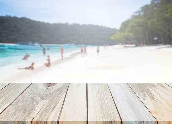 Holz Tischplatte und verschwimmen Hintergrund des Strandes. — Stockfoto